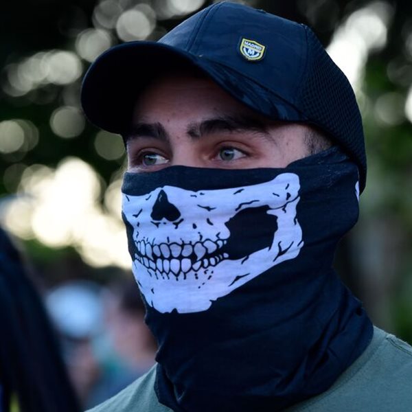 Εκατοντάδες Ισπανοί διαδήλωσαν ενάντια στη χρήση μάσκας