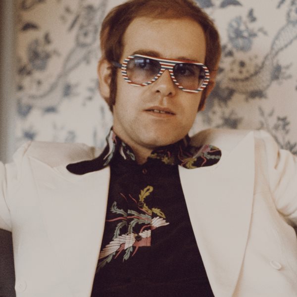 Οι εκκεντρικές εμφανίσεις του Elton John που θα θυμόμαστε πάντα