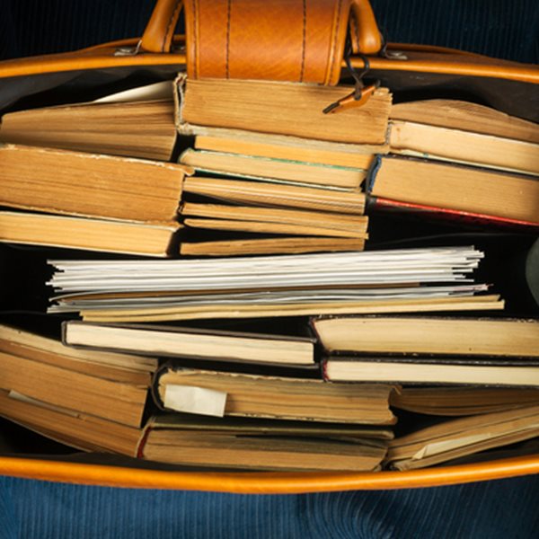 Μία βαλίτσα γεμάτη βιβλία για τις διακοπές