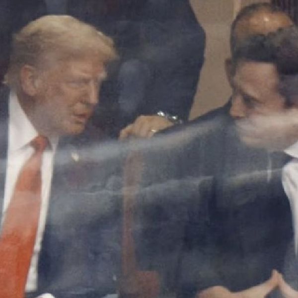 Τι είπαν μεταξύ τους οι Donald Trump και Elon Musk στην κηδεία του Charlie Kirk -Κάποιος διάβασε τα χείλη τους