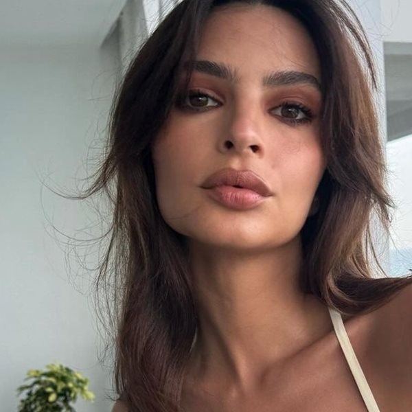 Emily Ratajkowski, κρεβάτι και βαθύ ντεκολτέ. Τι άλλο να ζητήσουμε;