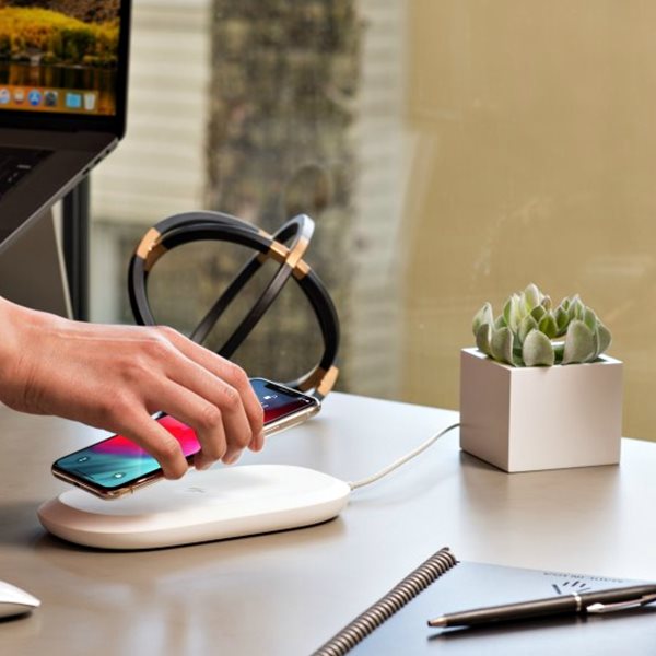 Ο πρώτος wireless φορτιστής που κρατά backup των αρχείων