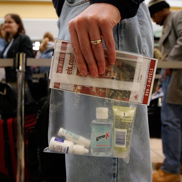 Στην Βρετανία βάζουν τέλος στους περιορισμούς υγρών στις χειραποσκευές