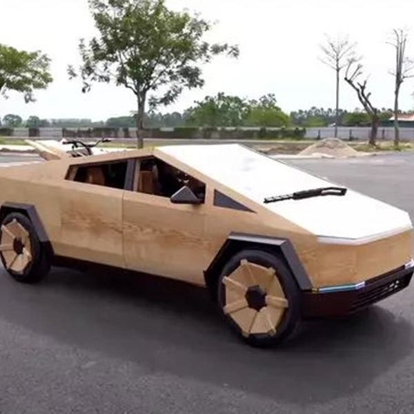 Τι απάντησε ο Elon Musk σε έναν τύπο που κατασκεύασε ξύλινο Cybertruck