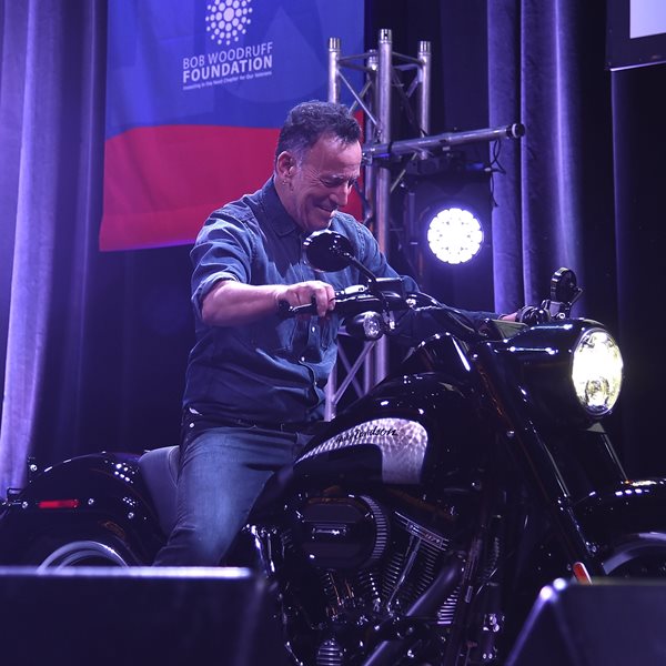 Πώς θα γνωρίσεις τον Bruce Springsteen και να πάτε βόλτα με τη μηχανή του