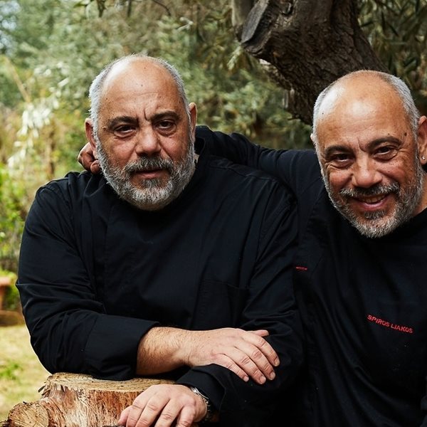 Στην κουζίνα με τον αδερφό μου