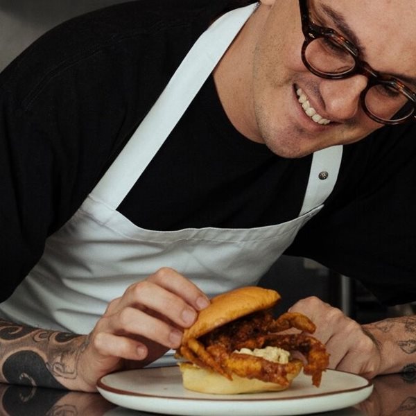 Όλοι τρώνε με μανία αυτό το burger με καβούρι