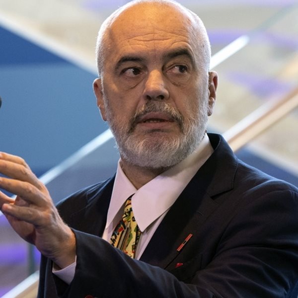 O Edi Rama έσπρωξε μία δημοσιογράφο αλλά συγγνώμη δε ζητάει
