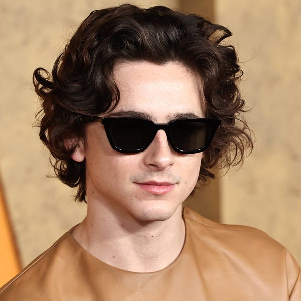 Το κούρεμα των σέρφερ επιστρέφει στη μόδα και πλέον λέγεται surfer curtains