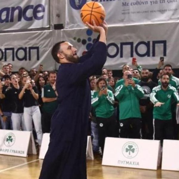 Παπάς-φίλαθλος του Παναθηναϊκού έγινε viral -Έδωσε το σύνθημα για το "χόρτο μαγικό"