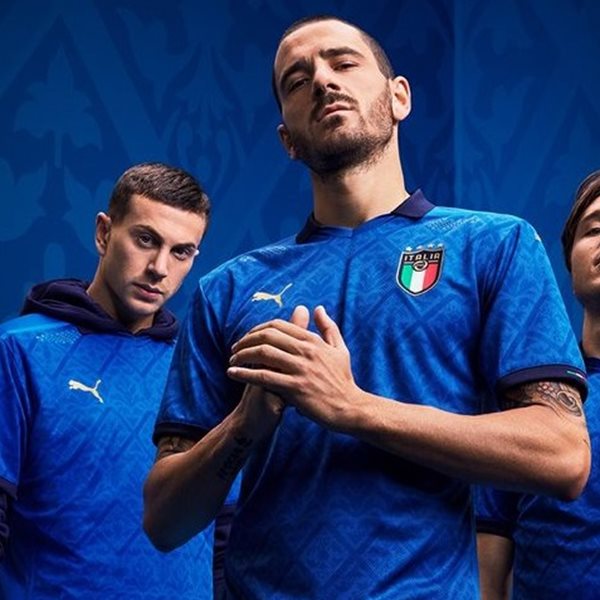 Κλασική κομψότητα στη νέα φανέλα της εθνικής Ιταλίας