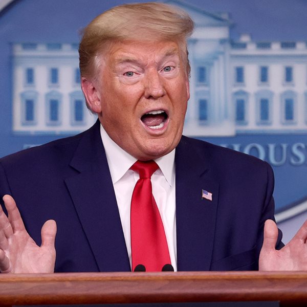 Ο Donald Trump φόρεσε επιτέλους μάσκα