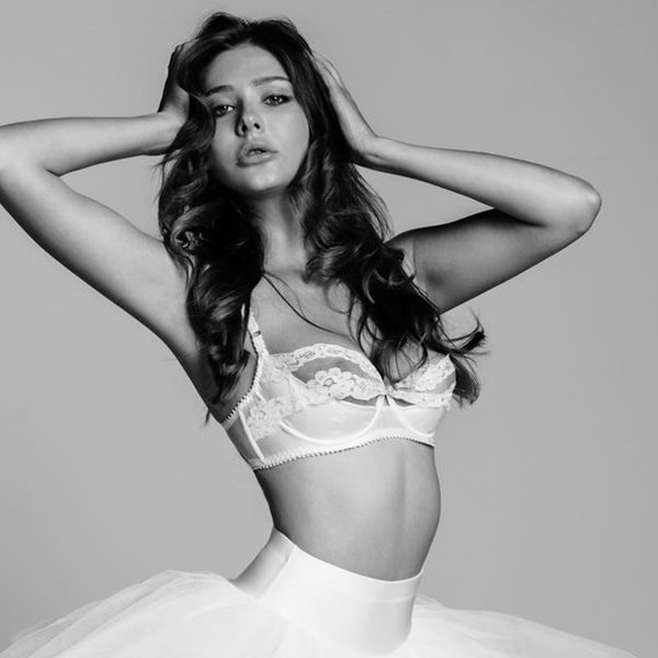 Η Arina Mishina όταν δεν φορά πουέντ ποζάρει τα δίμετρα πόδια της στο φακό