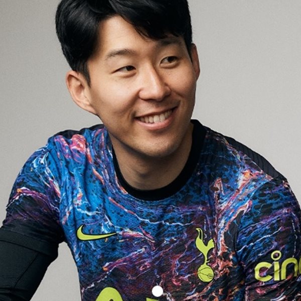 Πρέπει να μιλήσουμε για τη νέα εκτός έδρας φανέλα της Τότεναμ