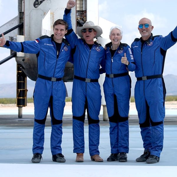 Η ατμόσφαιρα ηλεκτρισμένη για τον Jeff Bezos στο διάστημα