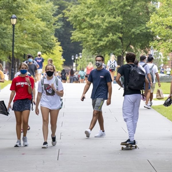 Κορονοϊός: Πάνω από 100 οι διασωληνωμένοι, 9.360 νέα κρούσματα