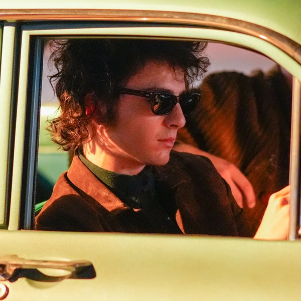 Ο Timothée Chalamet μοιάζει πιο πολύ από ποτέ με τον Bob Dylan