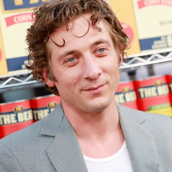 Κάθε άντρας εκεί έξω μπορεί να μπει τα ρούχα του Jeremy Allen White