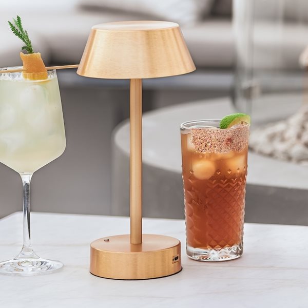 Η αθηναϊκή μπαρ σκηνή δένει στο νησί