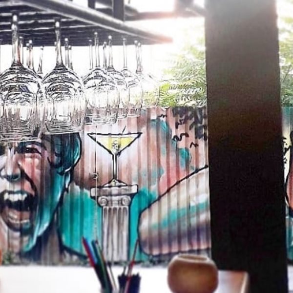 Για ποτό στο στέκι του Alfred