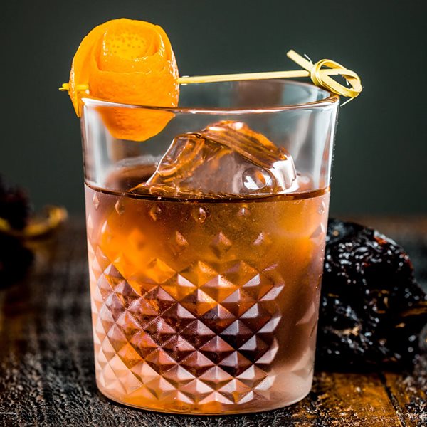 Πώς θα φτιάξεις 4 παραλλαγές του Old Fashioned με ρούμι