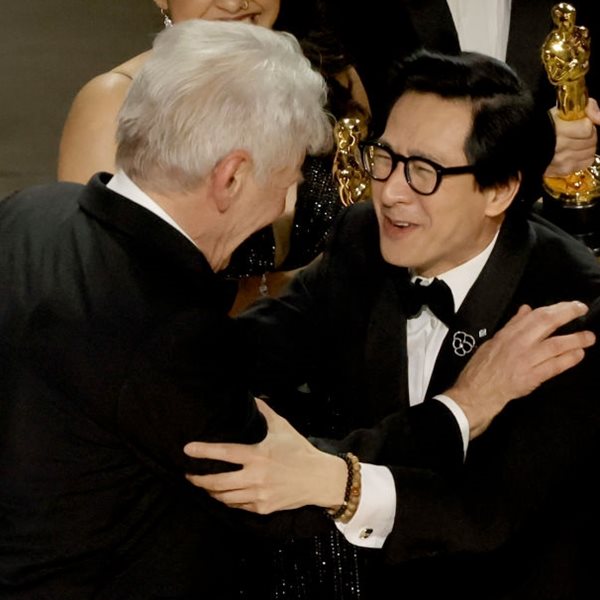 Viral η αγκαλιά Ke Huy Quan - Harrison Ford, 30 χρόνια μετά το Indiana Jones