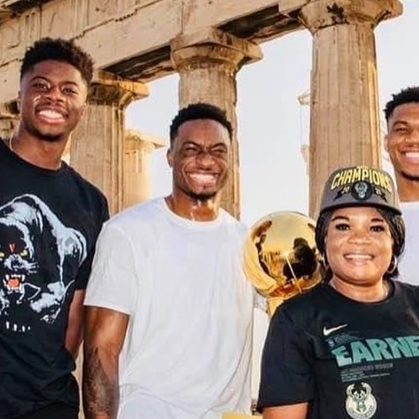 Ο Γιάννης Αντετοκούνμπο και το τρόπαιο του ΝΒΑ στην Ακρόπολη