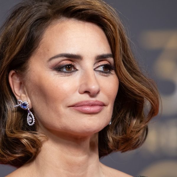 Ο στενός μαύρος κορσές της Penélope Cruz μόλις απογείωσε την Παρασκευή μας
