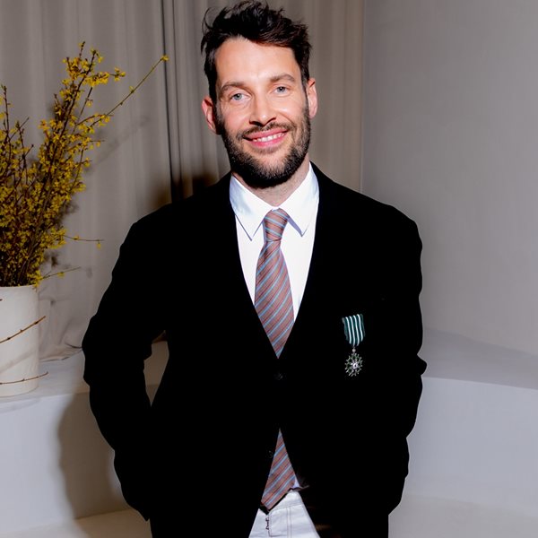 Ο Jacquemus μόλις τιμήθηκε με το παράσημο του Ιππότη του Τάγματος των Τεχνών και των Γραμμάτων