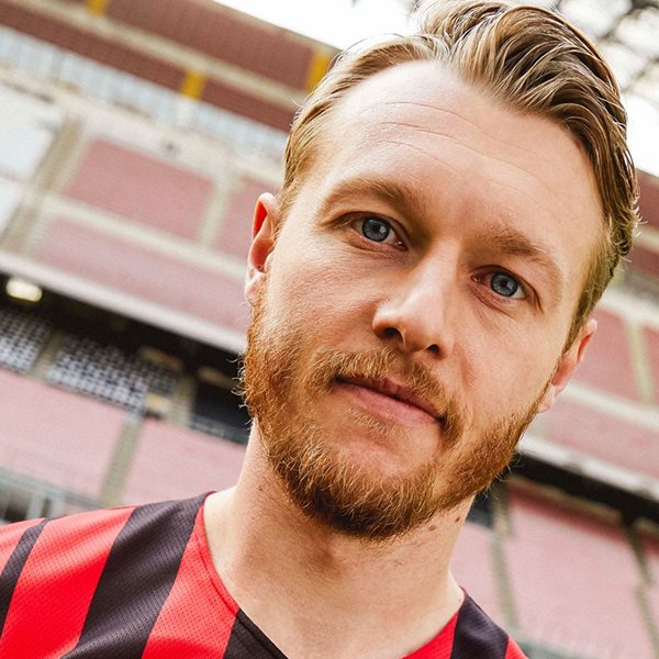 Το περιβραχιόνιο του αρχηγού της Μίλαν περιμένει τον Simon Kjaer