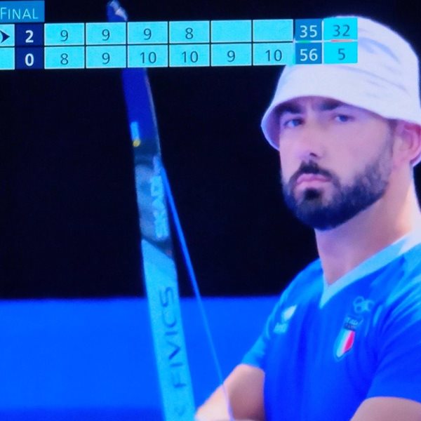 Σε άλλα νέα, ο Eminem έχει σωσία, είναι Ιταλός τοξοβόλος και αγωνίζεται στους Ολυμπιακούς Αγώνες