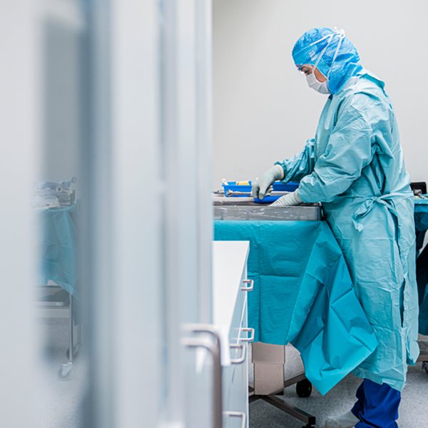 Η Shop & Trade δωρίζει 300 ζευγάρια Birkenstock Professional στο προσωπικό των ΜΕΘ