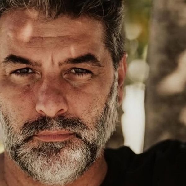 Συνελήφθη ο ηθοποιός Βασίλης Μπισμπίκης-προκάλεσε ζημιές σε αυτοκίνητα και εγκατέλειψε το σημείο