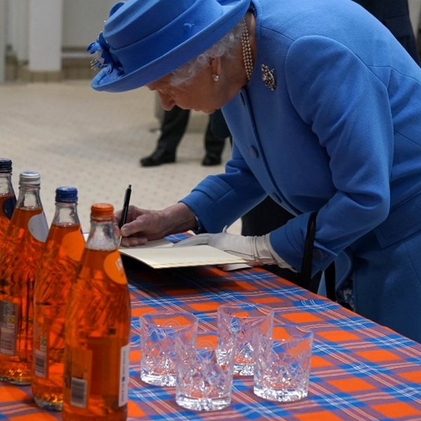 Τι ποτό πίνει η βασίλισσα Ελισάβετ;