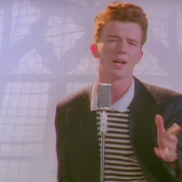 Πιο επίκαιρο από ποτέ, το στυλ του Rick Astley στο Never Gonna Give You Up