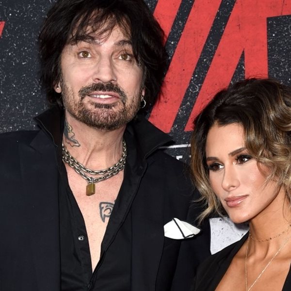 H Brittany Furlan σφάζει με το γάντι την Pamela Anderson