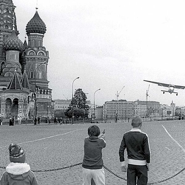 Τότε που ένας έφηβος πέταξε πάνω από το Σιδηρούν Παραπέτασμα και προσγειώθηκε στη Μόσχα