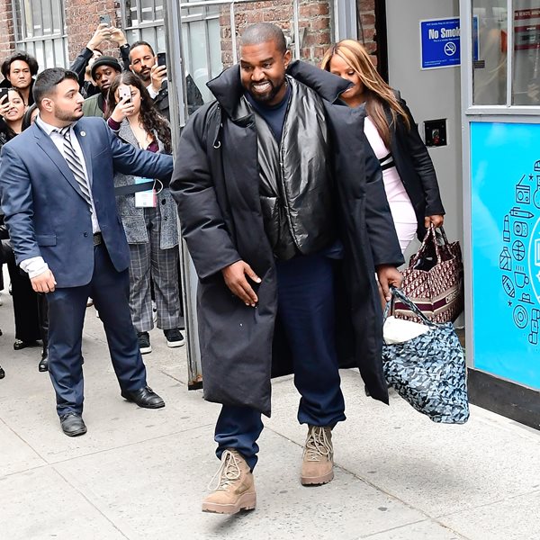 Γιατί η νέα σειρά ρούχων του Kanye West πωλείται σε σακούλες σκουπιδιών;