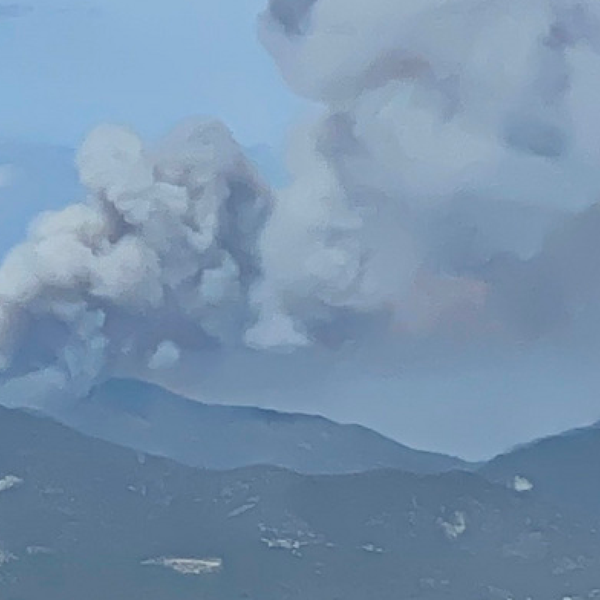 Στις φλόγες η Κορινθία, σκεπασμένη από καπνό η Αθήνα