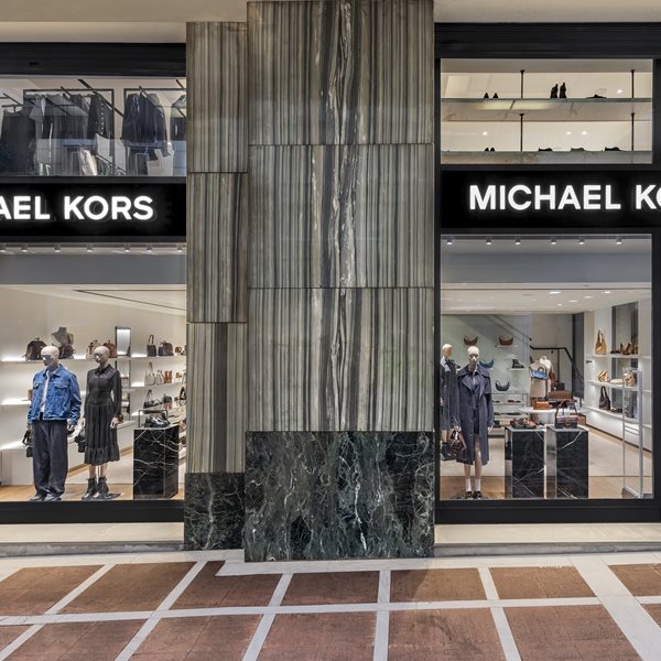 O Michael Kors εγκαινιάζει νέο κατάστημα στο κέντρο της Αθήνας