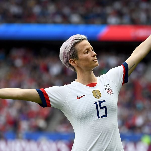 H Megan Rapinoe δεν κλωτσά απλά μία μπάλα