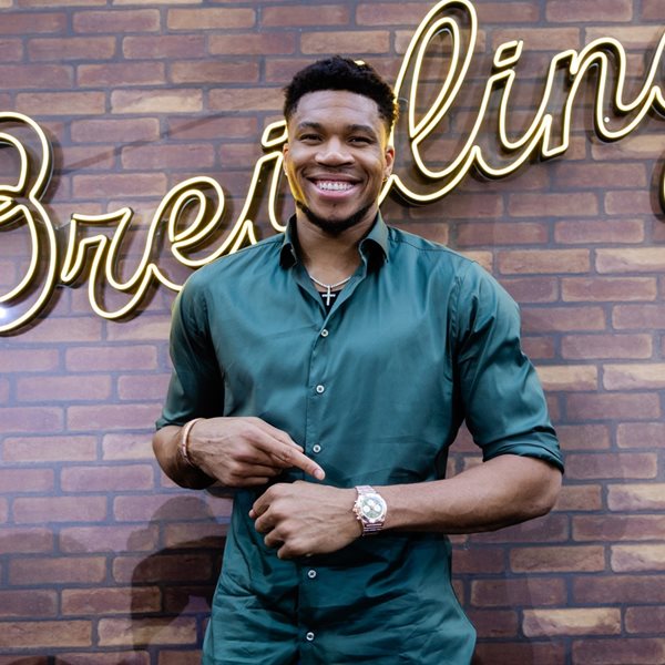 O Γιάννης Αντετοκούνμπο και το Chronomat που φέρει την υπογραφή του