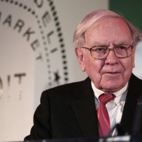 Τελικά ο Warren Buffett πουλά ή αγοράζει μετοχές;