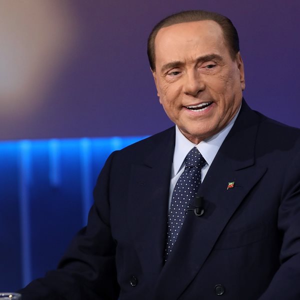 Η επιστροφή του Silvio Berlusconi μετά... βηματοδότη