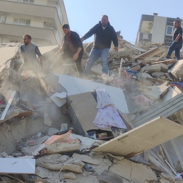 Νεκροί, τραυματίες, αγνοούμενοι και ερείπια στη Σμύρνη μετά τον καταστροφικό σεισμό