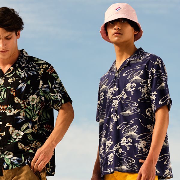 Η νέα συλλογή της Superdry με φόντο το γαλάζιο του Αττικού Ουρανού