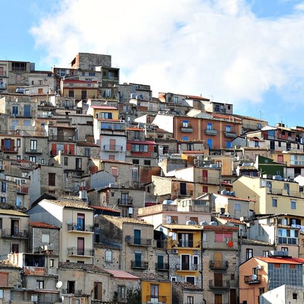 Η κωμόπολη της Σικελίας που προσφέρει δωρεάν σπίτια