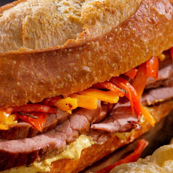 Το σάντουιτς με μπριζόλα είναι η πεμπτουσία του comfort snack