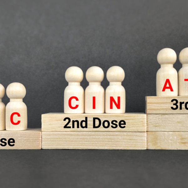 Εμβόλιο: Ανοιχτό το ενδεχόμενο της τρίτης δόσης για όλους