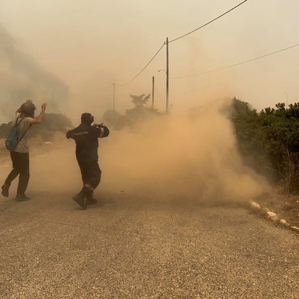 Μαίνονται οι πυρκαγιές σε Ρόδο, Κέρκυρα, Κάρυστο και Δερβενάκια Αχαΐας